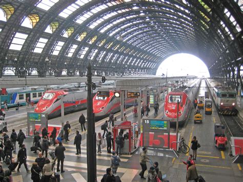 Milano Vento A Km H Si Stacca Parte Del Tetto Della Stazione