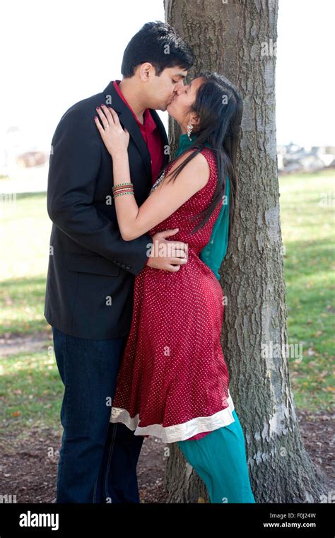 Joven Indio Feliz Pareja Besándose Fotografía De Stock Alamy