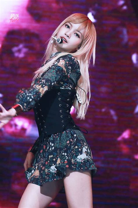 20 Times Blackpink’s Lisa Showed Off Her Perfect Body Line