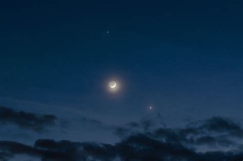 Conjunción Estelar Luna Y Venus Juntos En El Cielo