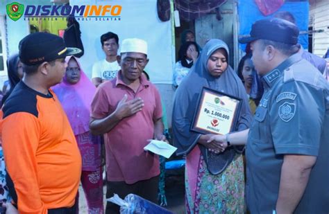 Bupati Tapsel Santuni Keluarga Korban Hanyut Di Sayur Matinggi