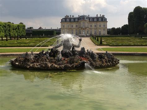 Fontaine et vue sur le Château de Champs sur Marne 2013 Champs sur