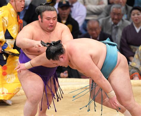 大相撲九州場所：12日目 貴景勝1敗守り首位 大関対決は高安制す 写真特集38 毎日新聞