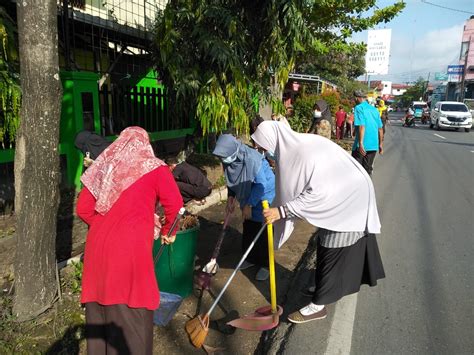 Bersinergi Dengan Masyarakat MAN 1 Banjarmasin Laksanakan Kerja Bakti