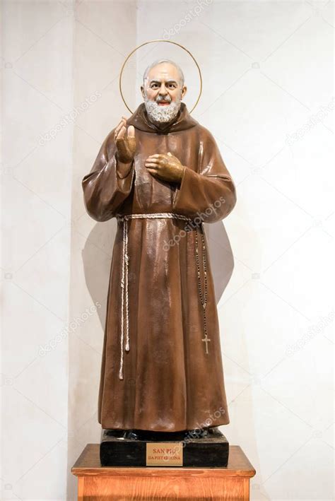 Estatua Del Padre P O O San P O De Pietrelcina Fraile Y Sacerdote