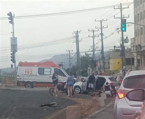 Grávida fica ferida após acidente entre carro e moto em Carapina na Serra