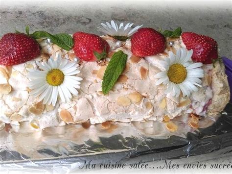 Meringue roulée aux fraises et chamallows Recette par Ma cuisine