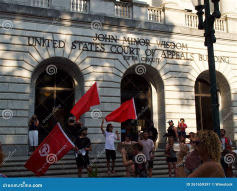 crowd gathers    united states  circuit court