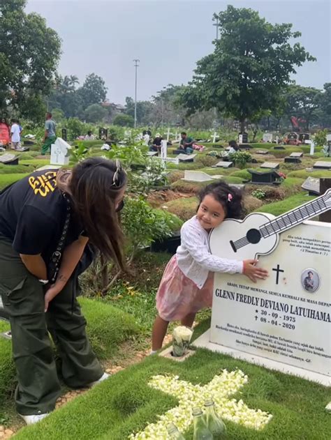 Potret Momen Haru Mutia Ayu Ajak Gewa Ziarah Ke Makam Glenn Fredly