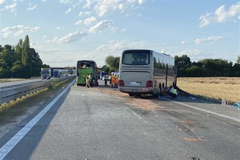 Schwerer Unfall Mit Zwei Bussen Auf Der Autobahn Ein Toter Und Mehr