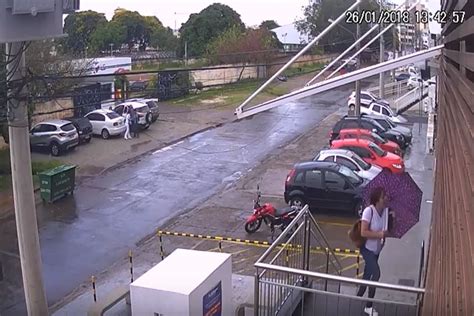 Vídeo Mulher tem carro roubado em plena luz do dia em Taguatinga