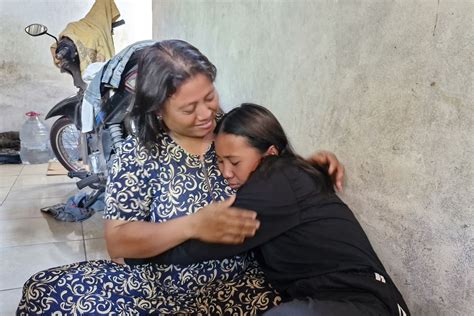 Isak Tangis Perjuangan Ibu Mencari Naomi Yang Hilang Di Gunung Slamet