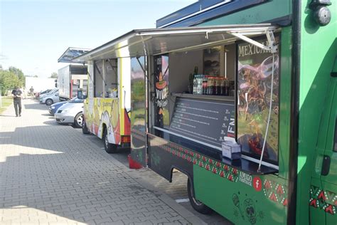 Food Trucki W Lipsku Nad Zalewem Przy Ulicy Turystycznej Oferowano