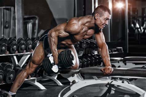 Entrenamiento Muscular Del Culturista Del Atleta En El Gimnasio Foto De