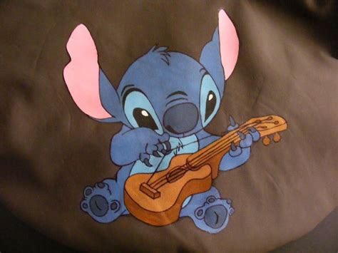 Bolso Pintado Con El Divertido Perro De Lilo Stitch Tocando Su