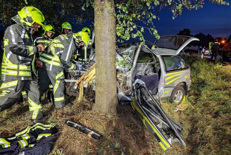 Schwerstarbeit F R Einsatzkr Fte J Hriger Prallt Bei Glauchau Gegen