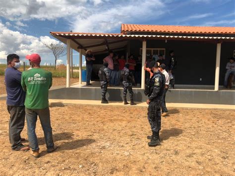 Criminosos invadem fazenda e fazem 14 funcionários reféns em MT