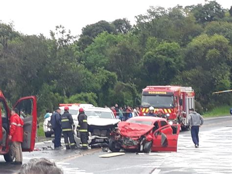 Passageira morre e motorista fica em estado grave após colisão frontal