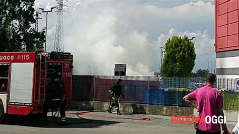 Rogo Fuori Il Centro Commerciale Piazzagrande A Fuoco Un Cassonetto