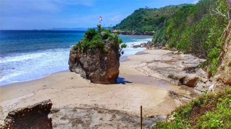 5 Pantai Di Tulungagung Yang Bikin Kamu Ogah Pulang