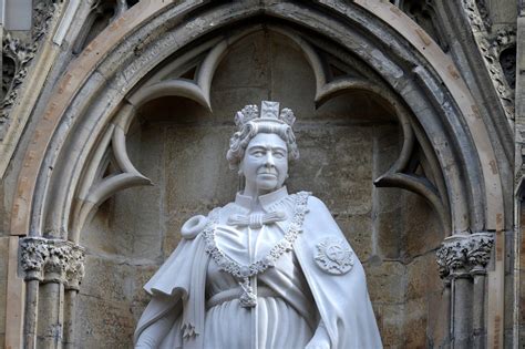 Esta Es La Primera Estatua De La Reina Isabel II Inaugurada Tras Su Muerte