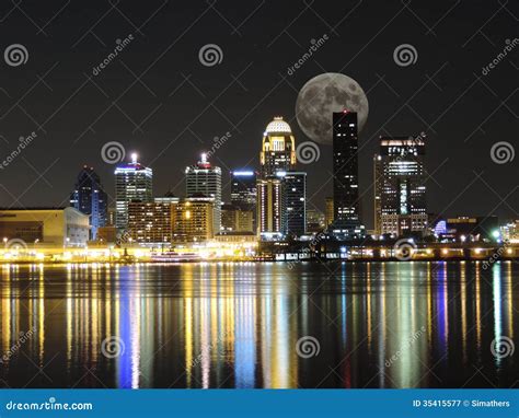 Horizonte De Louisville Con La Luna Imagen De Archivo Imagen De