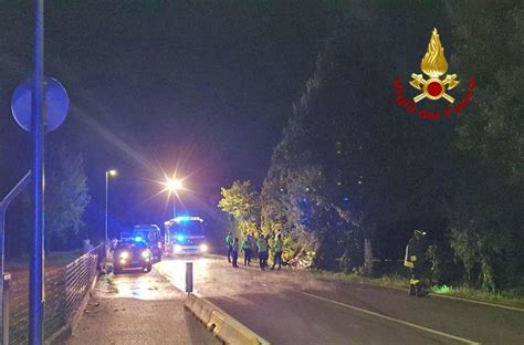 Treviso Auto Si Ribalta E Si Schianta Contro Un Albero Morti Quattro