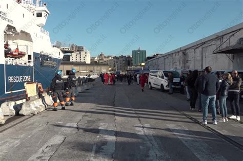 Foto Il Dramma Dei Migranti A Napoli Sbarcati I 75 Profughi Della