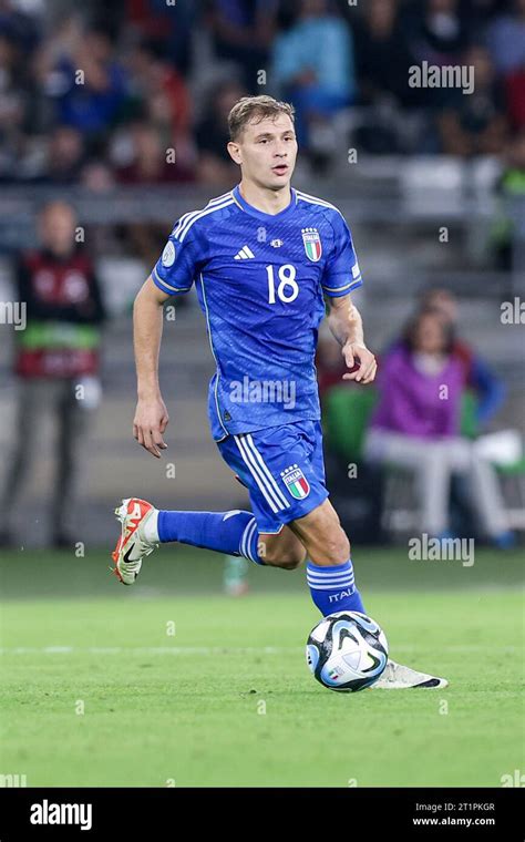 Le Milieu De Terrain Italien Nicolo Barella Contr Le Le Ballon Lors De