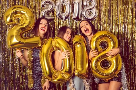 Fête Du Nouvel An Avec Trois Filles Photo Gratuite