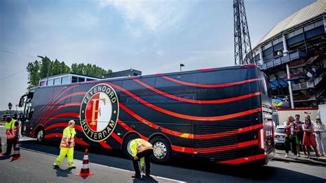 De Spelersbus Van Feyenoord Komt Aan Bij De Kuip