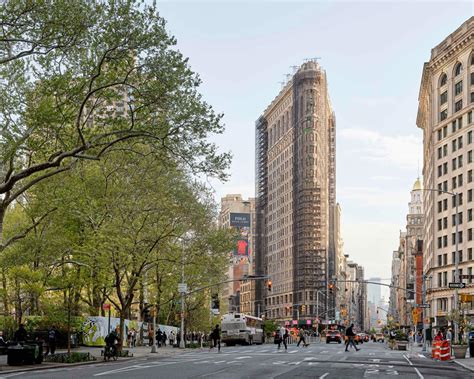 New Yorks Historic Flatiron Building Sells At Auction For Million