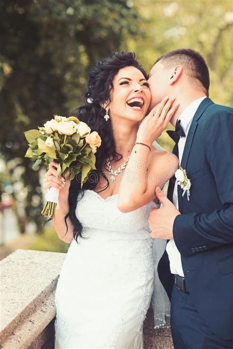 Noiva No Vestido Branco Da Forma A Noiva Ramalhete Do Casamento