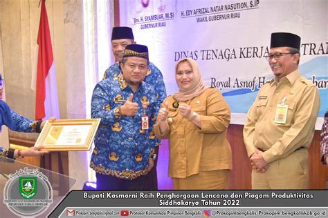 Bupati Kasmarni Raih Penghargaan Lencana Dan Piagam Produktivitas