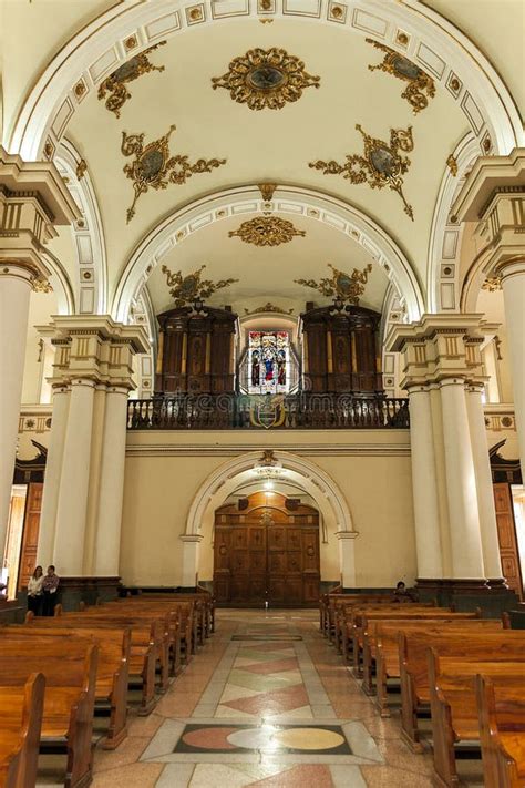 Interior De La Basílica De Nuestra Señora Del Rosario En El de