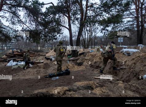 KIEW UKRAINE 05 März Ukrainische Militärangehöriger gehen über