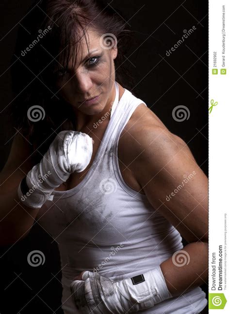 Combatiente Femenino Joven En Fondo Negro Foto De Archivo Imagen De