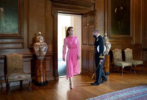 Queen Elizabeth Inside Holyroodhouse Her Beautiful Festive