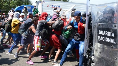 Caravana De Migrantes Se Entrega A Las Autoridades Mexicanas