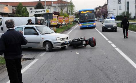 Lentate sorpasso azzardato coppia in moto all ospedale un 56enne è