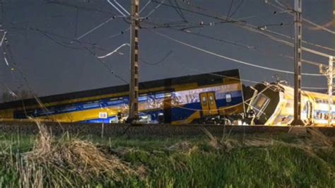 Incidente Ferroviario In Olanda Un Treno Si Scontra Con Una Gru