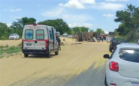 Carreta Carregada De Soja Tomba E Deixa Tr Nsito Lento Na Br Mais