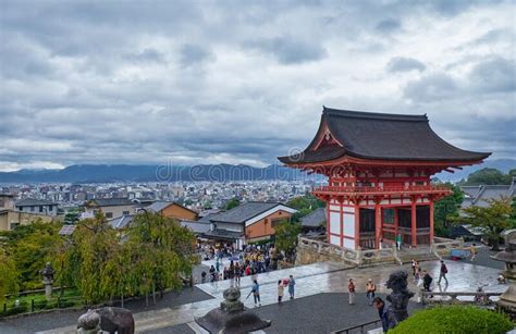 Porte De Niomon Ou De Deva De Kiyomizu dera Kyoto Image éditorial