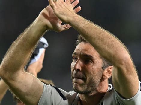 Buffon Dice Addio Al Calcio L Addio Commovente Del Portiere Campione