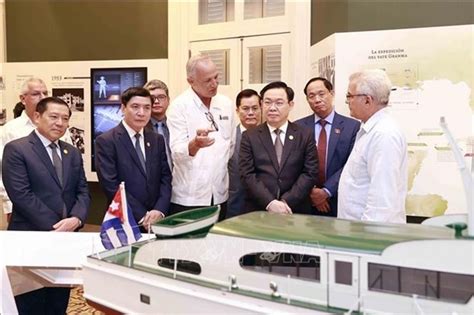 Na Chairman Vuong Dinh Hue Visits Fidel Castro Ruz Centre