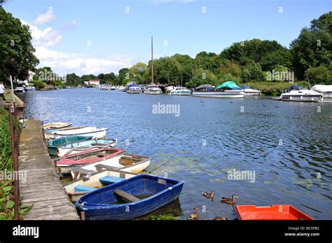 Riverside Sunbury On Thames Hi Res Stock Photography And Images Alamy