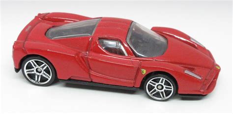T HUNT Hot Wheels Enzo Ferrari Universo Hot Wheels