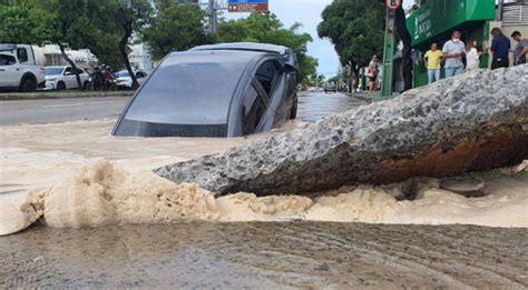 FOTOS Carro é engolido por buraco na Avenida Recife após piso ceder