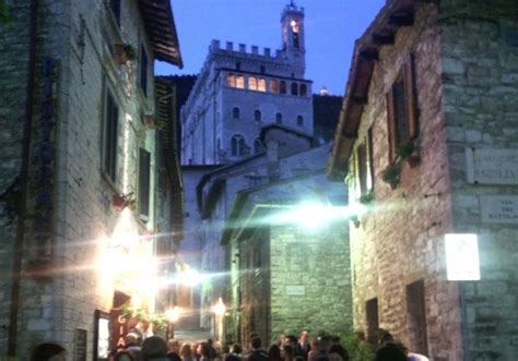 Gusta Il Centro Storico Oltre Mille Persone Per Le Vie Di Gubbio