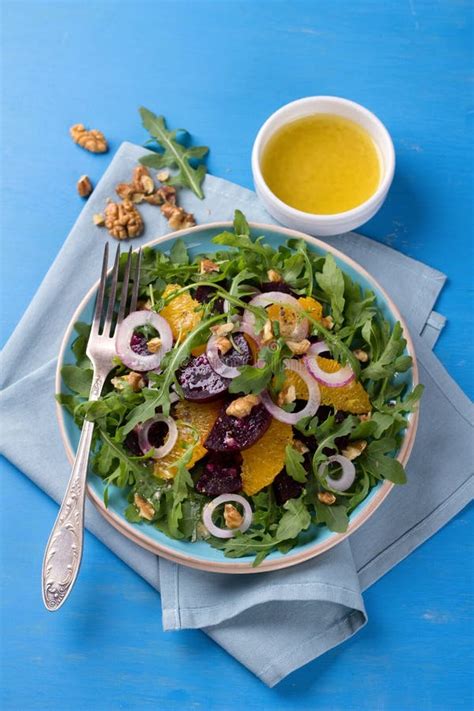 Insalata Sana Della Barbabietola Con L Arancia La Rucola La Cipolla